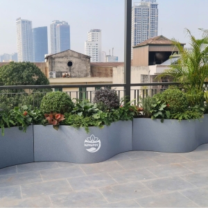 Chậu composite cong tạo đường cong mềm cho ban công hẹp