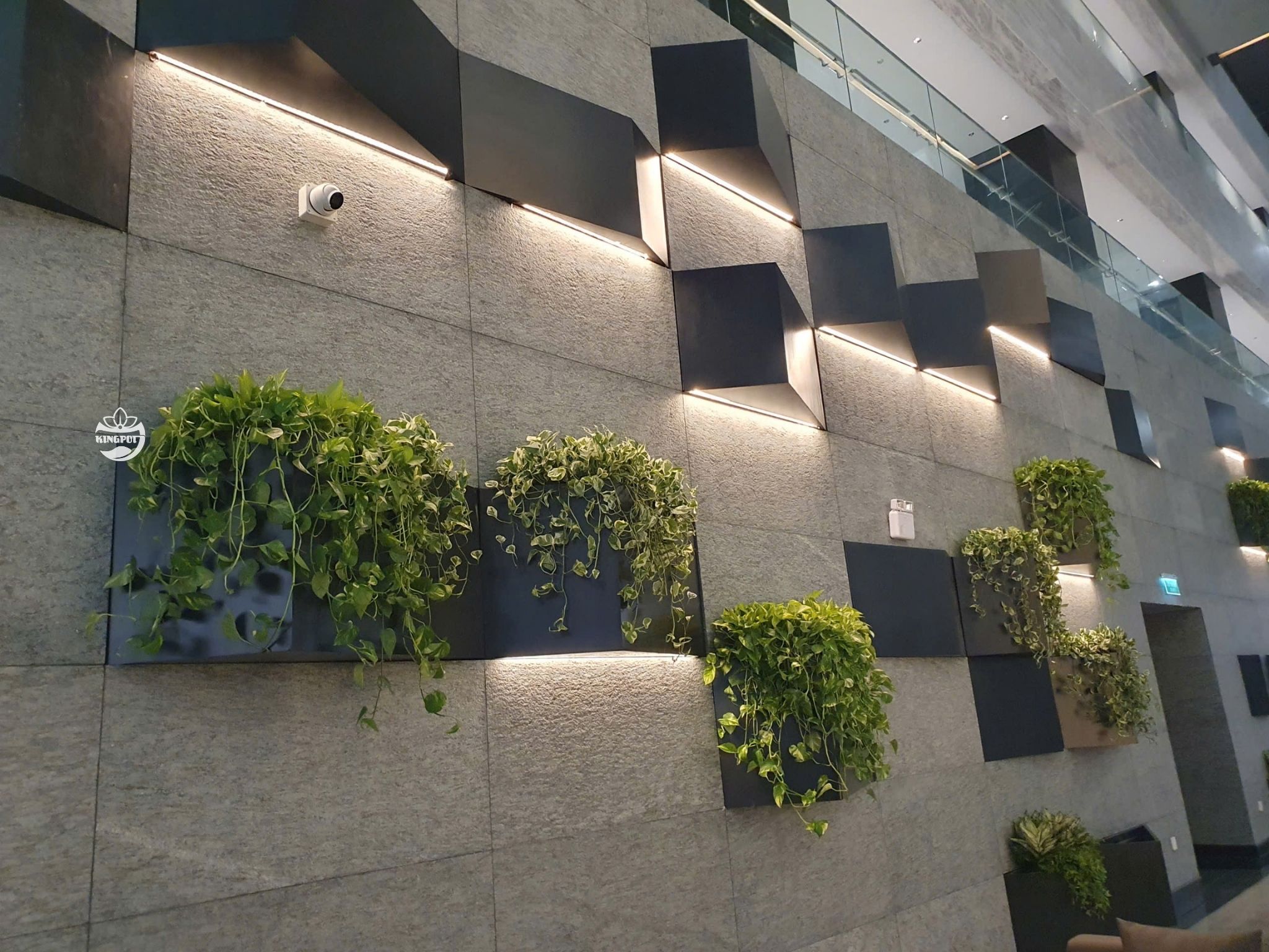 Chậu composite trang trí sảnh thông tầng trong công trình cao tầng