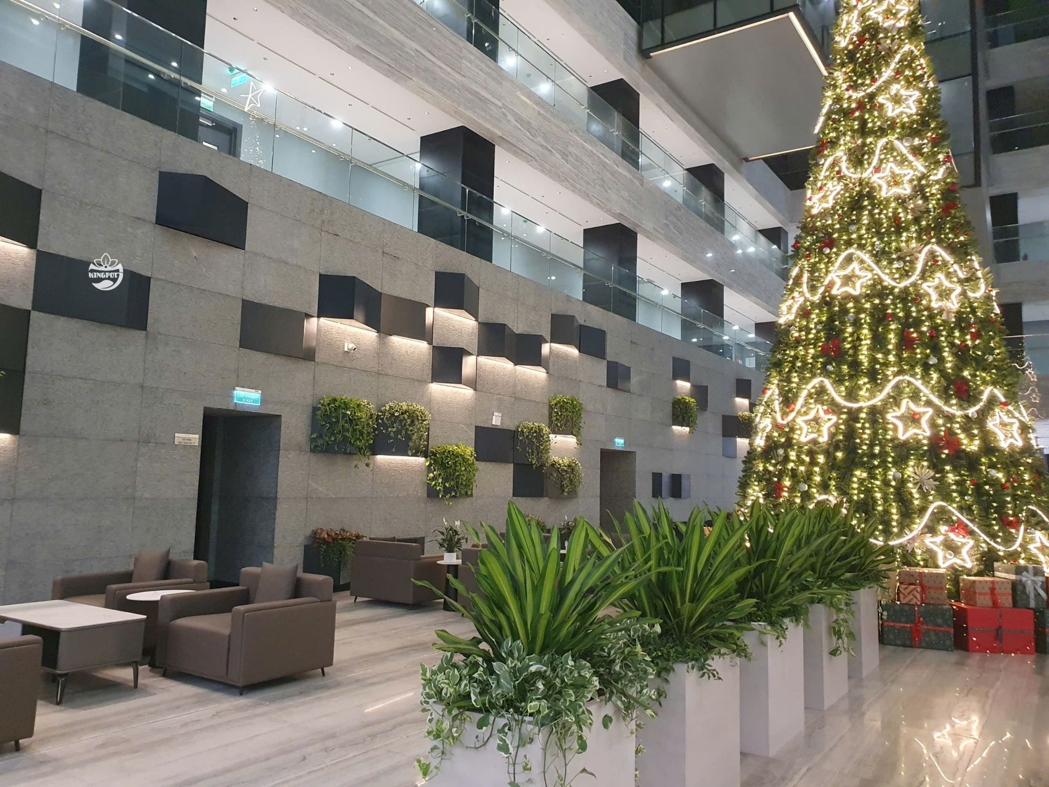 Vườn treo Babylon bằng chậu composite tại sảnh tòa nhà Petrolimex